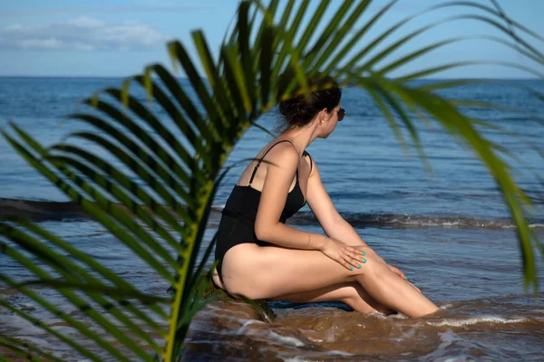 Tropik plaj. Cennette tropikal plajda seksi bikinili kadın eğleniyor. Refah ve seyahat kavramı. — Stok fotoğraf