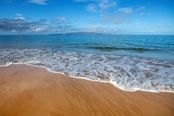 Tropical beach with sea sand on summer vacation. — Stock Photo, Image