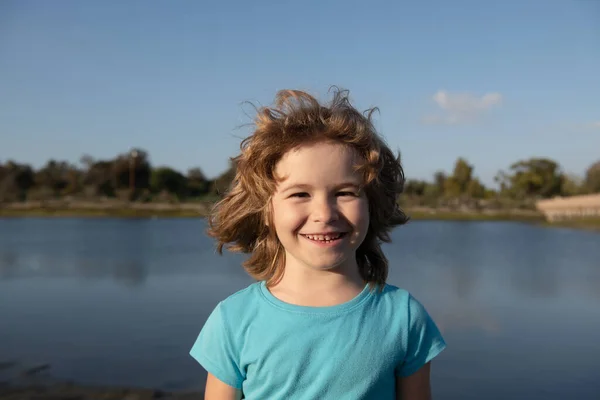 Retrato de niño pequeño. Concepto de cara al aire libre de los niños de cerca. Cabeza disparar niños retrato. —  Fotos de Stock