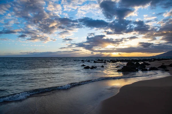 海滩和热带海背景。暑期放松的概念. — 图库照片