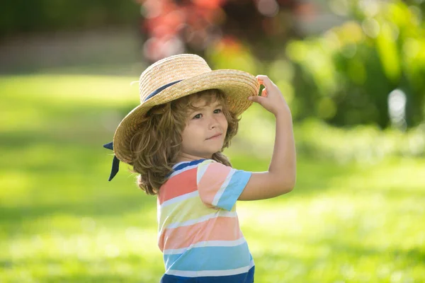 Niño caucásico con sombrero de paja. Niños cara de verano. — Foto de Stock