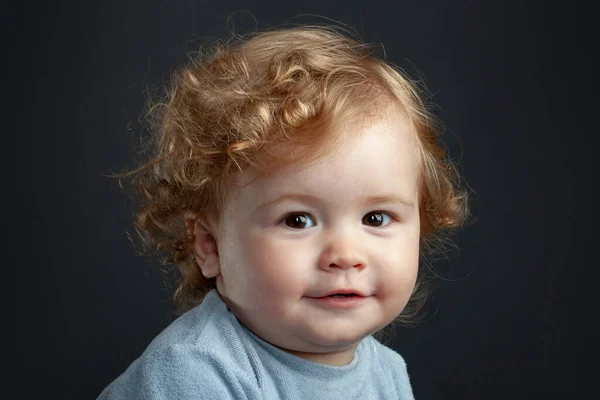 Dětský portrét, zblízka hlava roztomilého dítěte. Izolováno na černém studiu. — Stock fotografie