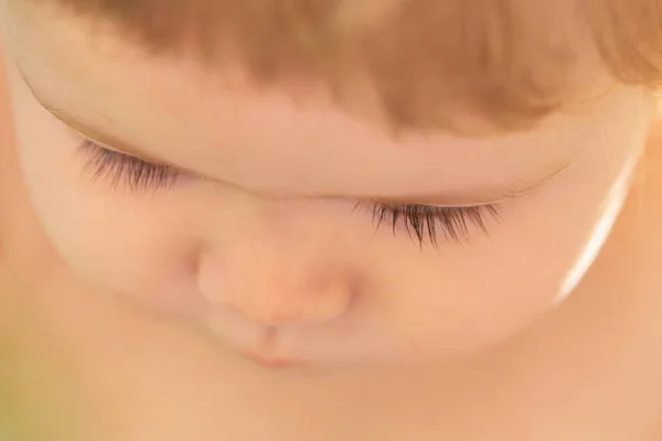 Kafkas bebek portresi. Uzun kirpiklerle yakın plan. Çocuklar yüzü kırpılmış. Makro kirpik. — Stok fotoğraf