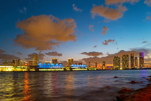 Miami city. Panorama skyline Miami al tramonto con grattacieli sul mare. Notte in centro sanset. — Foto Stock