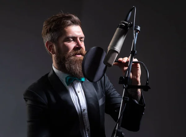 Cantante clásico. Hombre cantando con micrófono de música. — Foto de Stock