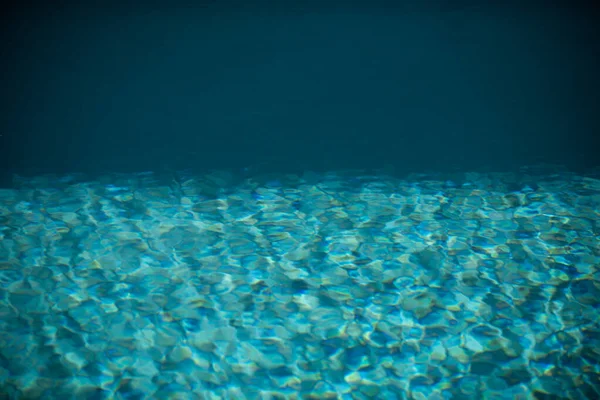 Onda ondulata astratta e chiara superficie dell'acqua turchese in piscina, onda d'acqua blu per sfondo e design astratto. — Foto Stock