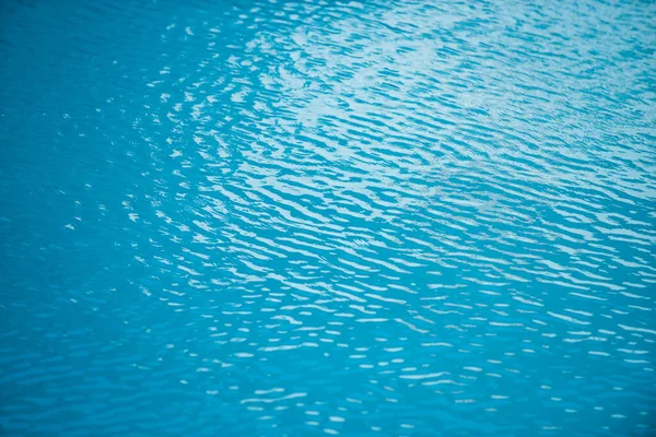 Ondulazione Acqua in piscina con riflesso solare. Sfondo acqua ondulato. — Foto Stock