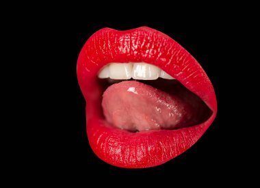 Seksi dudaklar. Makro fotoğrafçı kadın detaylara bakıyor. Dudak makyajı, kırmızı ruj. Yumuşak, şehvetli dudaklar. Güzel kız ağzı, kapat. Beyazda izole edilmiş.