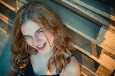 Dışarıda poz veren güzel genç bir kadın. Yazlık kıyafetli şık bir kız. Açık hava kadın portresi.