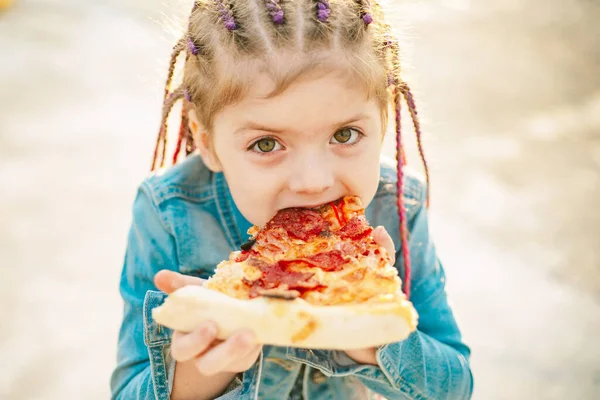 Çocuk pizza yiyor. Çocuk pizza yiyor. Çocuklar için fast food. İtalyan abur cuburu. Çocukların en sevdiği yemek.. — Stok fotoğraf