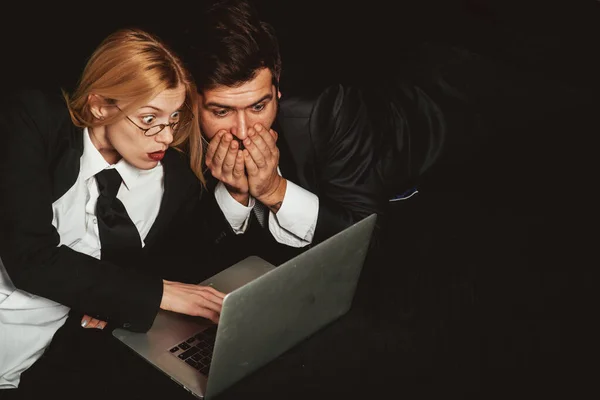 Gente de negocios. Compañeros de negocios pareja aislada sobre fondo negro utilizando ordenador portátil. — Foto de Stock