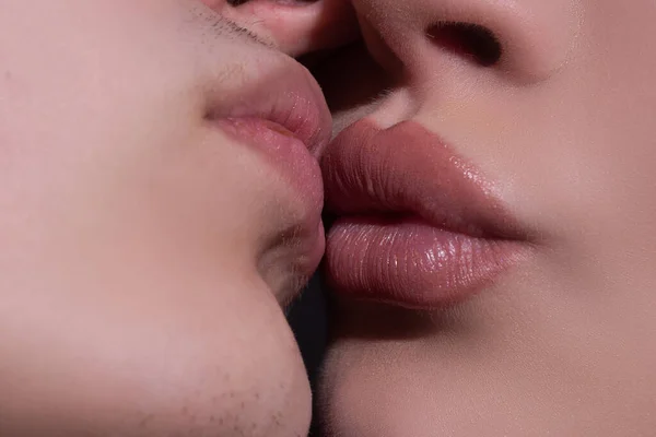 Sensuell kyss på nära håll. Närbild två läppar kyssar sensuell intim, ung man kvinna kyss. — Stockfoto