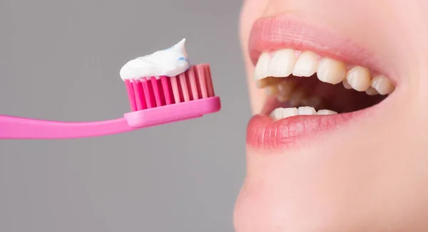 Cura dentale. Donna con lo spazzolino da denti primo piano. Salute dentale. — Foto Stock