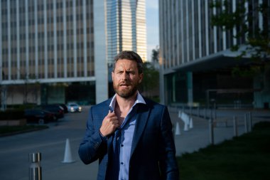 Çok çalışan bir iş adamı. Çığlık atan öfkeli iş adamı kızıyor. Kötü iş haberleri..