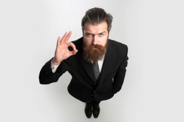 Kopya alanı olan bir iş adamı. Takım elbiseli komik yakışıklı iş adamı. Geniş açı yap..