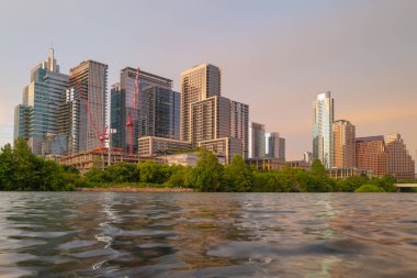 İnanılmaz dramatik Austin Texas Günbatımı Ayna Şehri Yansıması Colorado Nehri 'ne yansıyan renkli bulut.