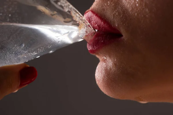 Женщина пьет коктейль. Закрой мокрые сексуальные губы. Молодая девушка пьет коктейль из красной губы. — стоковое фото