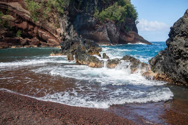 Ondas oceânicas a cair na costa rochosa da ilha. Salpicos de ondas e pedras oceânicas. — Fotografia de Stock