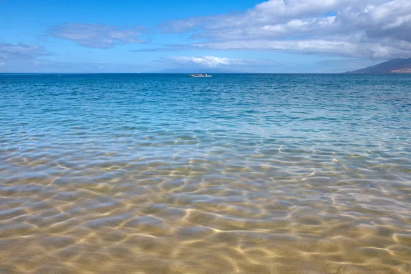 Latar belakang pantai tropis. Pantai Sandy dengan gelombang tenang laut pirus. Maladewa, pemandangan yang sempurna, menyalin ruang. — Stok Foto