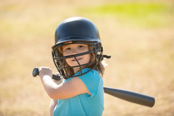 Kleine jongen die poseert met een honkbalknuppel. Portret van een kind dat honkbal speelt. — Stockfoto