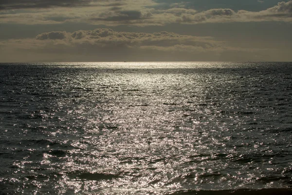 Abstract zee natuur achtergrond. Watergolven in zonlicht met kopieerruimte. Tropisch strand. Een drinkplaats. Aqua zeewateroppervlak. — Stockfoto