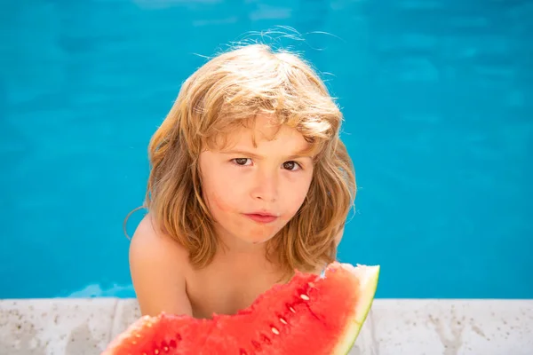 Criança come melancia perto da piscina. Miúdo com melancia. Crianças atividades de verão. — Fotografia de Stock