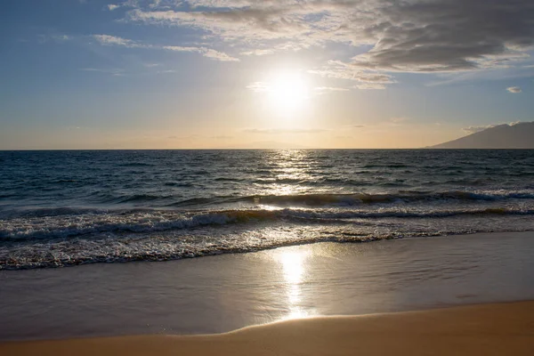 Vacanze estive, vacanze al tramonto sullo sfondo di una spiaggia tropicale e mare blu. Spiaggia delle Hawaii. — Foto Stock