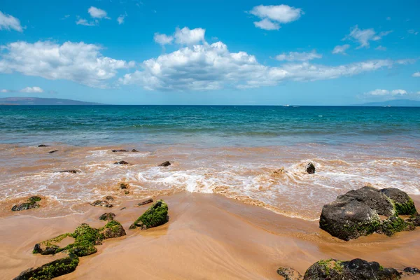 Pantai dengan pasir emas, air laut pirus. Pemandangan laut panorama. Latar belakang alami untuk liburan musim panas. — Stok Foto