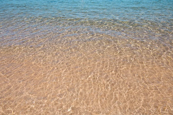 Пляж. Спокойная красивая океанская волна на песчаном пляже. Вид на море с тропического пляжа. — стоковое фото