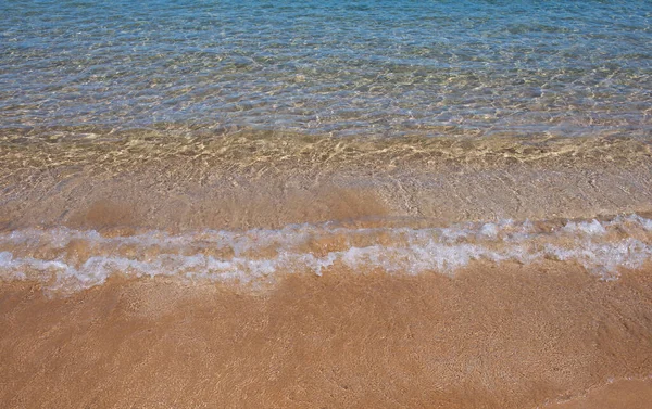 Homokos strand és trópusi tenger. Színes tengerpart. táj tiszta türkiz víz és arany homok, Maldív-szigetek vagy Hawaii. — Stock Fotó