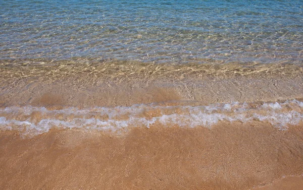 Sandstrand og tropisk hav. Farverig havstrand. landskab med klart turkis vand og guld sand, Maldiverne eller Hawaii. - Stock-foto