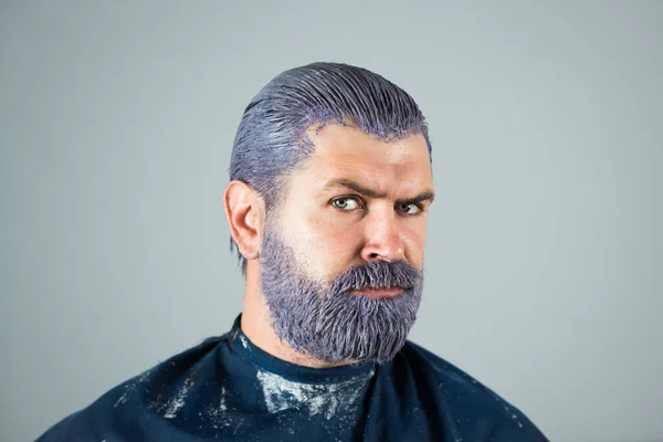 Man hair coloring. Bearded hipster guy. Process of a man having his hair color at hairdresser salon. — Stock Photo, Image