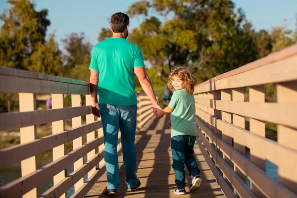 Papa en kind spelen buiten. Gelukkige familie. Mannen generatie. — Stockfoto