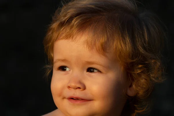 Kaukasisch kinderportret van dichtbij. Kinderen worden geconfronteerd op zonnige dag. — Stockfoto