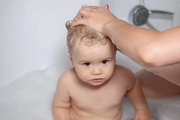Glückliches lustiges Baby, das in der Badewanne gebadet hat. Kleinkind unter der Dusche, lustiges Kind unter der Dusche. — Stockfoto