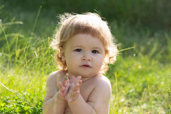 子供の肖像画、自然公園でかわいい夏の赤ちゃんの頭を閉じます. — ストック写真