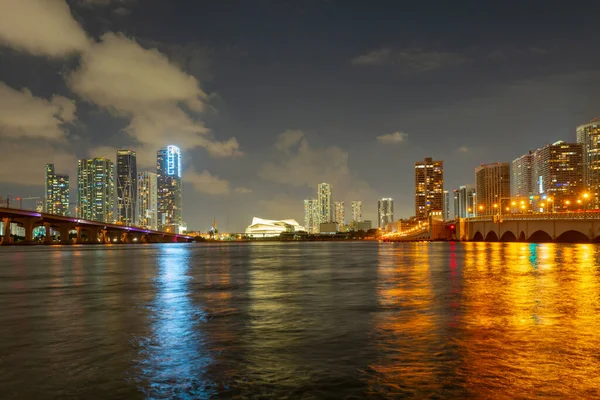 Escenario urbano de Miami, Florida en la bahía de Biscayne. Panorama al atardecer con rascacielos urbanos y puente sobre el mar con reflejo. —  Fotos de Stock