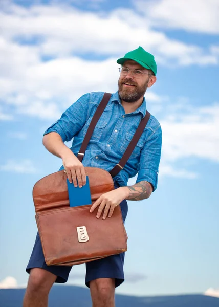 Сумасшедший бизнесмен-ботан держит сумку на улице. Смешные эмоции. — стоковое фото