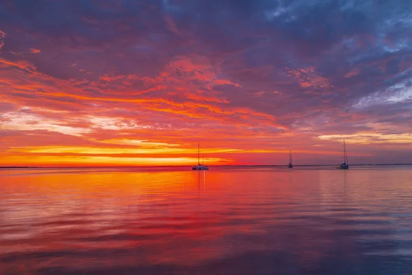 L'alba dorata sul mare. Paesaggio naturale, adriatico. Bellissimo colore arancione e giallo sul tramonto dell'oceano. Paesaggio marino con cielo dorato e nuvole. — Foto Stock