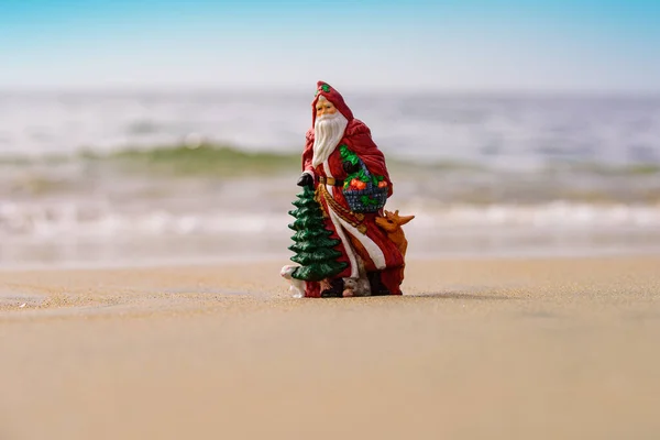 Καλοκαίρι Άγιος Βασίλης. Χριστούγεννα και Πρωτοχρονιά σε διακοπές στη θάλασσα. Xmas κάρτα. — Φωτογραφία Αρχείου