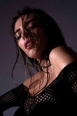 Güzel, zarif bir kadının stüdyo portresi. Yüksek model..