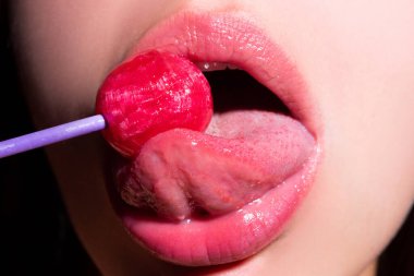 Lolipop yalayan bir kadın, sanat afişi, lolipoplu kırmızı dudaklar. Lolli pop ile seksi kırmızı kadın ağzı ve dili. Tasarım için resim baskısı.