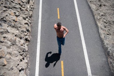 Yazın koşan sporcu. Sokakta koşan sporcunun en iyi görüntüsü. Sağlıklı yaşam tarzı kavramı.