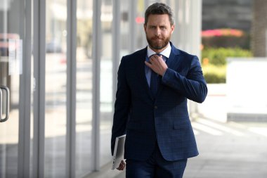 Lüks bir açık uzay iş merkezinde yönetici. Dışarıda başarılı bir iş adamı..