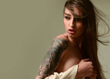 Güzel bir kadın modelin güzel portresi. Moda ve güzellik. Gri arka planda saç hareketi olan baştan çıkarıcı kadın yüzü. Güzel İspanyol kız..
