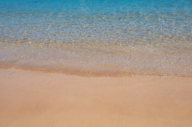 Plaj geçmişi. Kumlu sahilde sakin, güzel bir okyanus dalgası. Tropikal deniz manzarası.