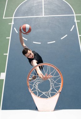 Amerikalı basketbolcu smaç basıyor..