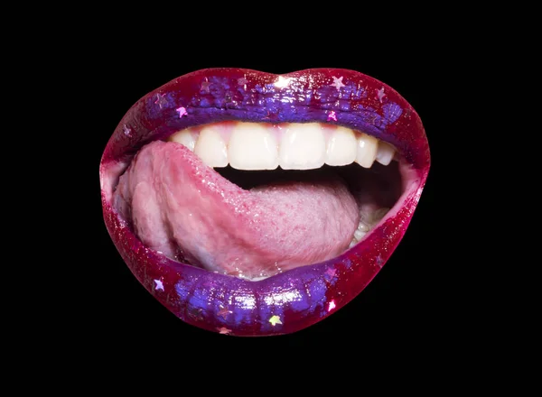 Κόκκινα χείλη, στόμα και γλώσσα εικονίδιο. Αφίσα και πανό με ανοιχτό στόμα. Κοντινές γυναίκες γλείφουν τα χείλη. Γυναικείο σέξι στόμα με γλώσσα. — Φωτογραφία Αρχείου