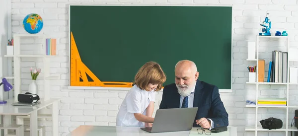 Leraar en kind in de klas. Onderwijsconcept. Schoolleerconcept. Jongen basisschool. Oud en jong. — Stockfoto