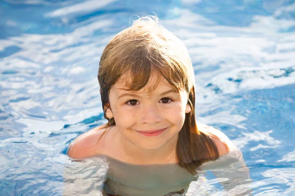 Portret małego chłopca pływającego w morzu. Dzieciak śmiejący się w wodzie fal na morzu. Zabawna twarz dzieci.. — Zdjęcie stockowe